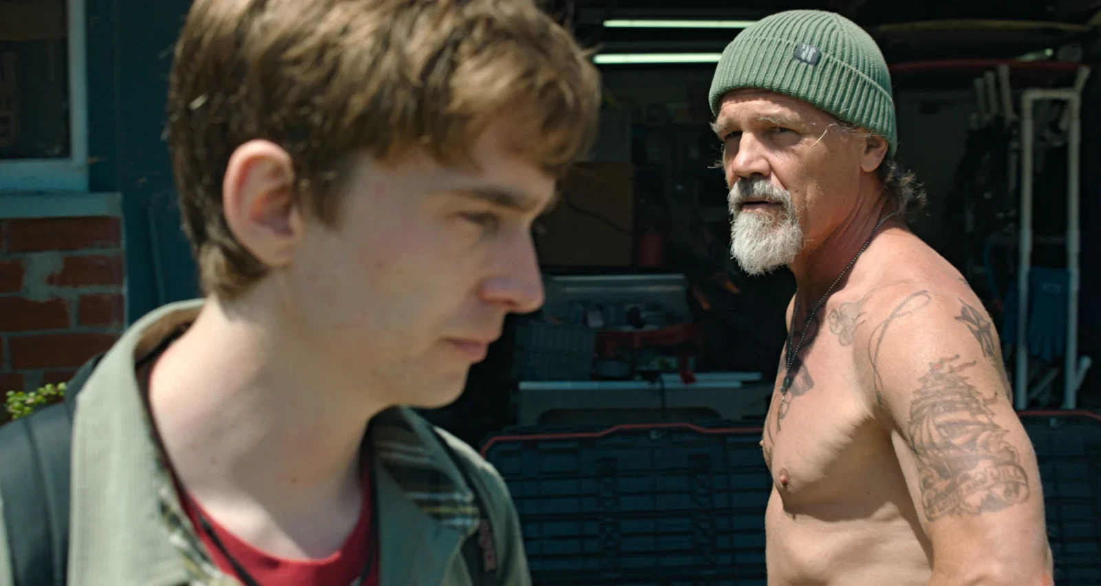 Austin Abrams y Josh Brolin en un taller