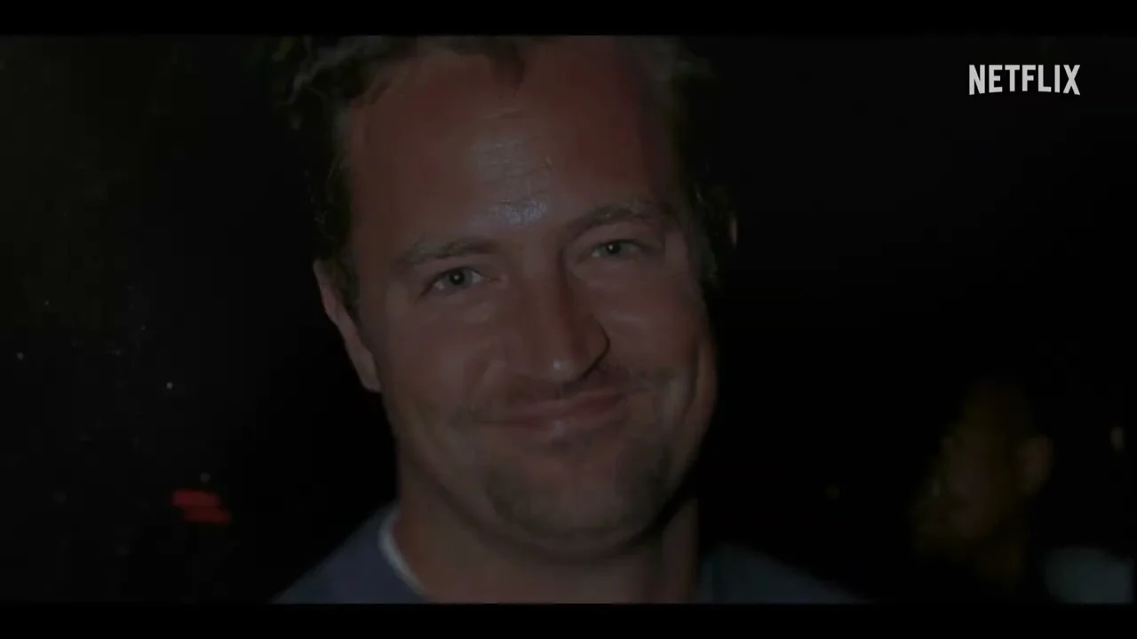 Matthew Perry sonríe junto a una mujer en una foto de archivo