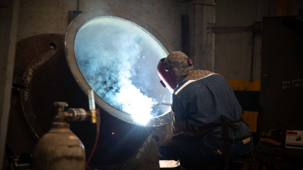 185 empresas de Ecuador reducirán el consumo de luz una vez por semana y algunas cambiarán su jornada laboral