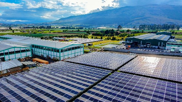 FAIRIS inaugura el proyecto fotovoltaico más grande de la Sierra Centro: un círculo virtuoso de sostenibilidad desde el corazón del Ecuador
