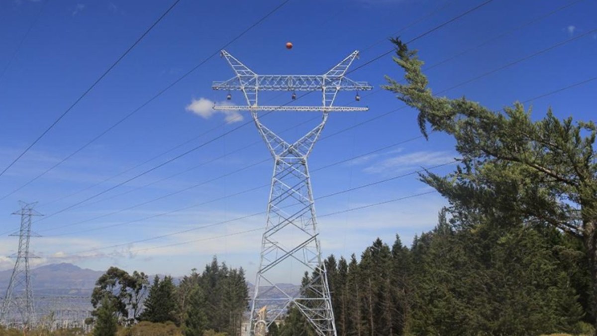 Ecuador enfrenta riesgo de apagones sin energía de Colombia en pleno estiaje