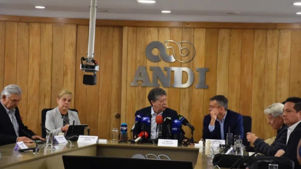 Ecuador podría perder 1% del PIB por guerra arancelaria con Colombia