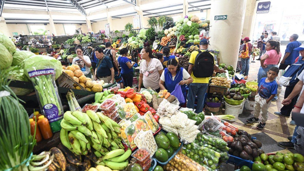 Banco Central prevé que la economía de Ecuador crecerá 3,8% en 2025, pero en 2026 se desacelerará