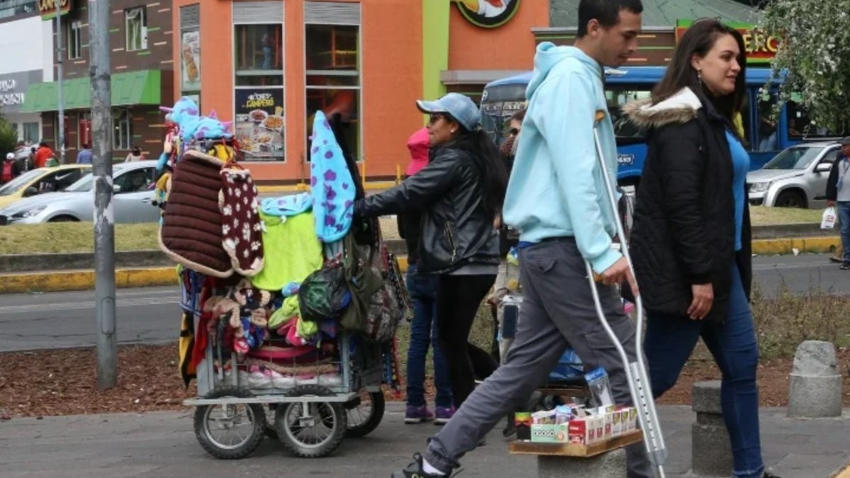 Crisis económica en hogares de Quito frena el consumo y reduce las compras