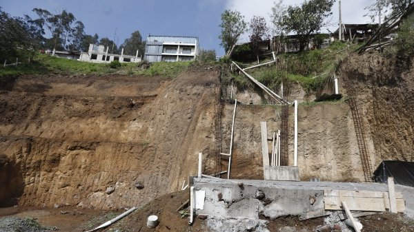 Quito enfrenta auge de construcciones informales y débil control, alertan gremios