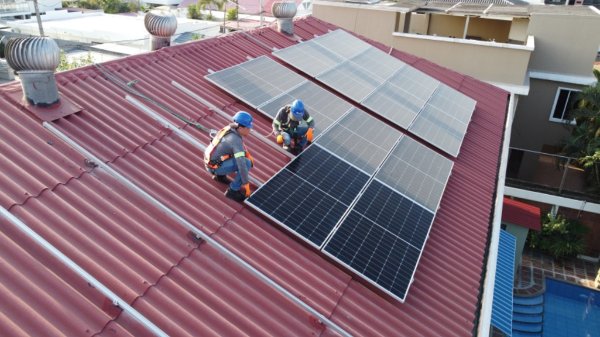 Más empresas y personas producen su propia energía ante riesgo de cortes de luz en Ecuador