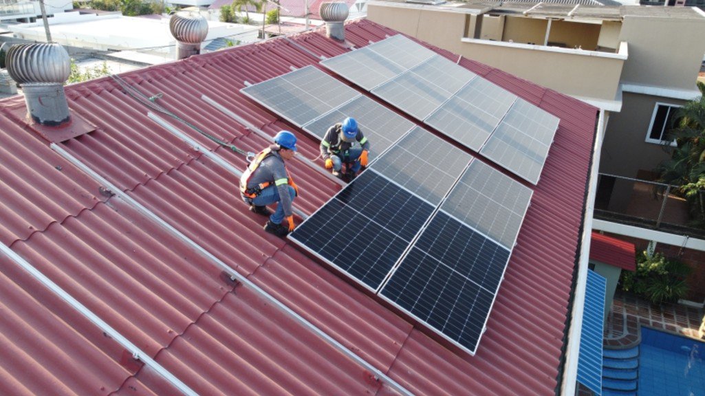 Más empresas y personas producen su propia energía ante riesgo de cortes de luz en Ecuador