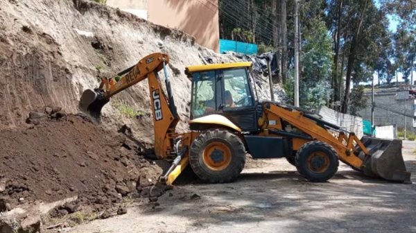 Arranca la construcción de un muro de contención para mitigar riesgos por deslizamientos en el sur de Quito