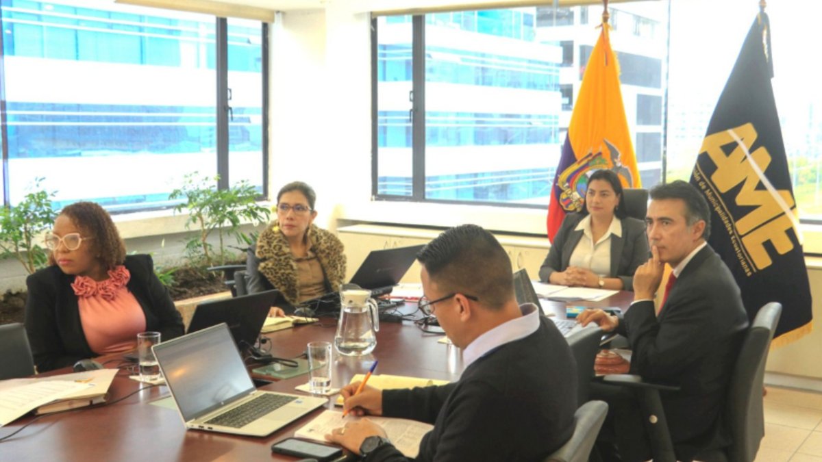 Daniel Noboa propone ley para que los gobiernos locales inviertan en obra pública hasta el 70 % de lo que les asigna