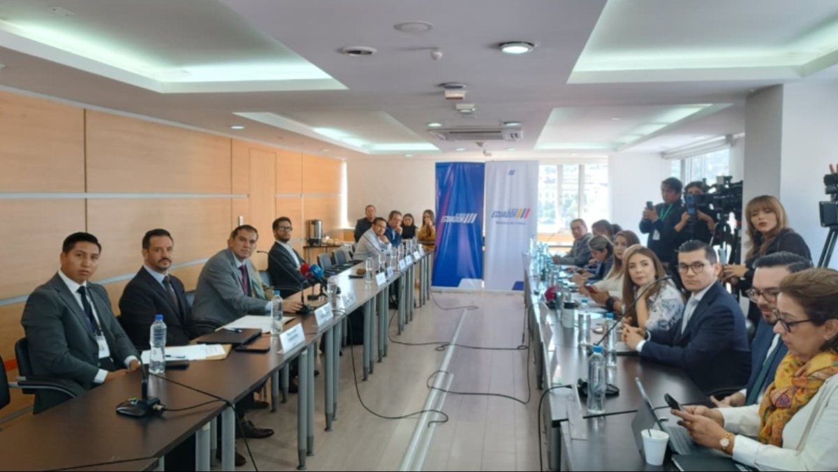 Salario básico de 2026: sector empleador plantea un alza de USD 8 y los trabajadores proponen USD 20