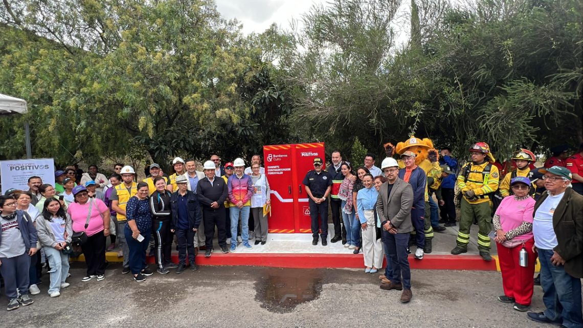Constructores Positivos fortalece la prevención de incendios en Quito con la entrega de 12 gabinetes contra incendios