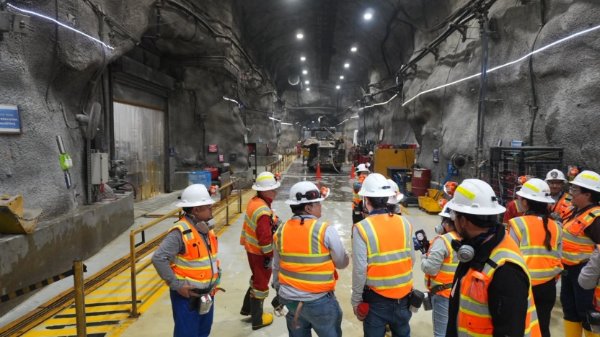 Empresas privadas aportarán con 700 megavatios de autogeneración eléctrica hasta el primer semestre de 2027, dice Presidente Noboa