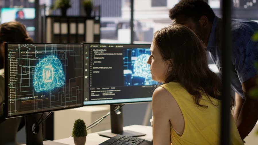 La inteligencia artificial avanza en el sector público ecuatoriano, pero la falta de reglas frena su potencial