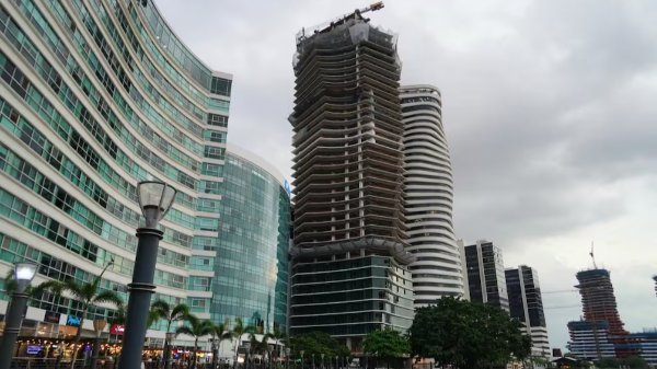 Maxximus se convierte en el edificio más alto de Ecuador: ya mide 137 metros y alcanza su piso 39
