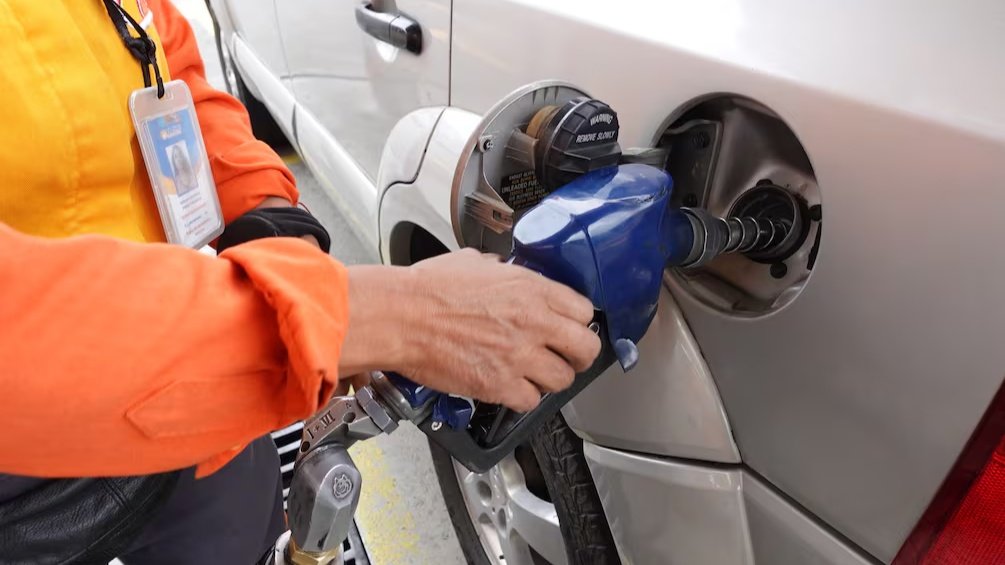 Nuevo ajuste en combustibles: reforma permitirá que bajen precios de gasolina este mes