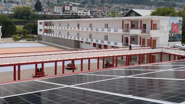 Paneles solares transforman la educación en Ecuador con ahorro y sostenibilidad