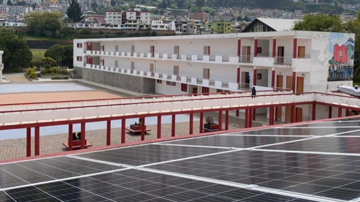 Paneles solares transforman la educación en Ecuador con ahorro y sostenibilidad