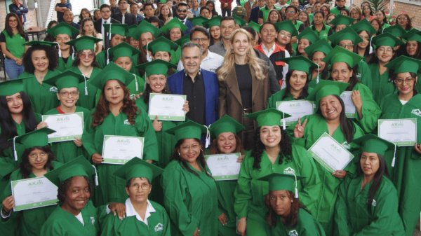 52 mujeres se gradúan como técnicas especializadas en construcción en Ecuador