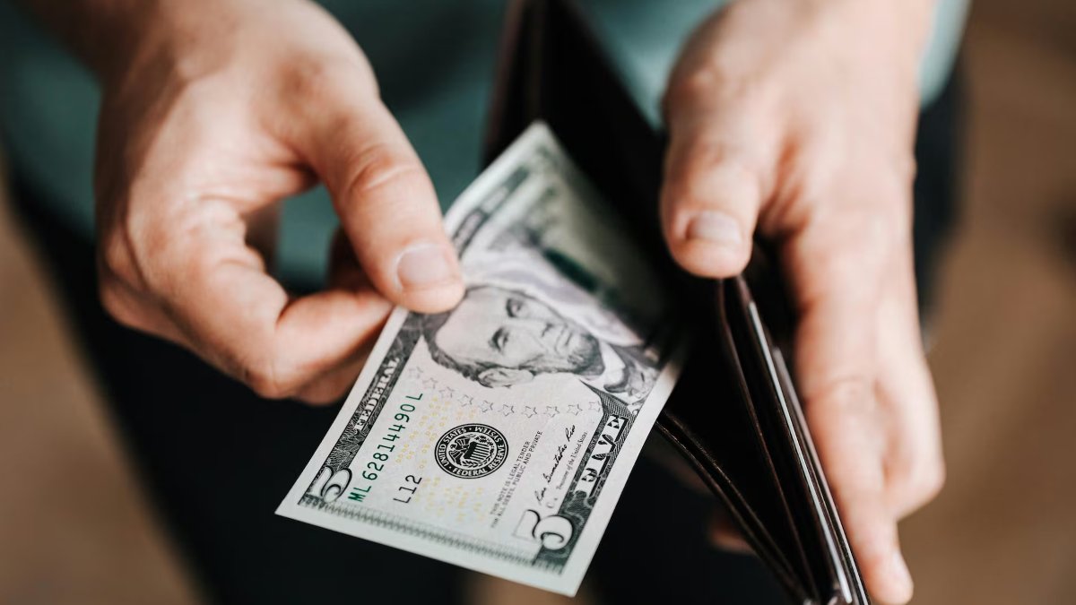 Riesgo país de Ecuador cae a mínimos históricos y mejora perspectivas económicas