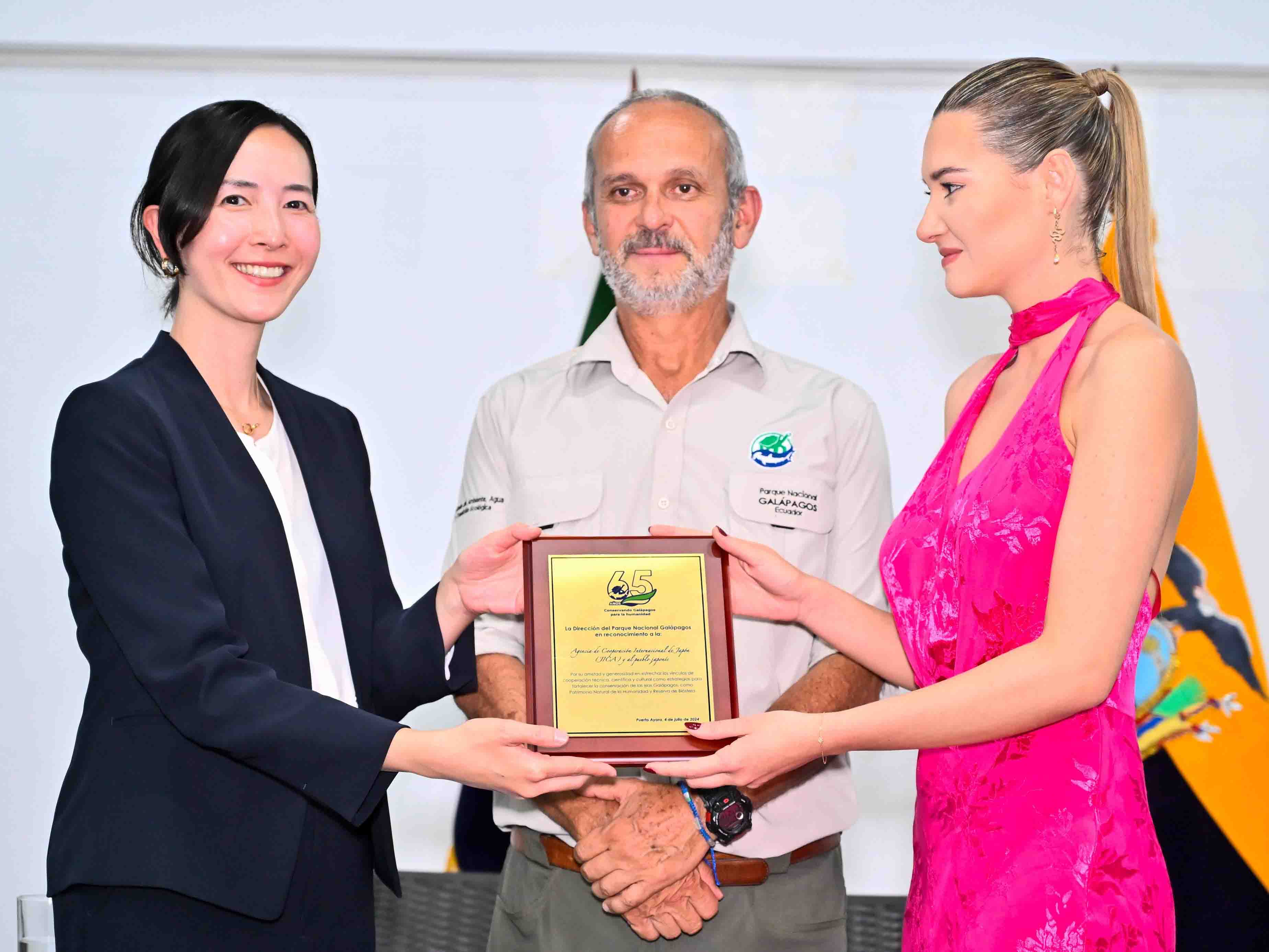 Deputy Representative of JICA Ecuador Emi Takahata, Director of Galapagos National Park Arturo Izurieta, Minister of Environment Sade Fritschi