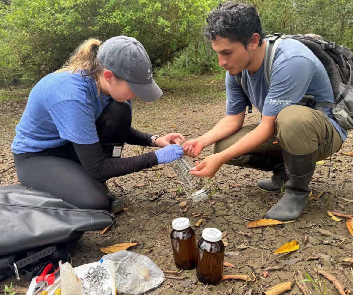 Georgina Savage and Cristian Peñafiel in the field | Galapagos