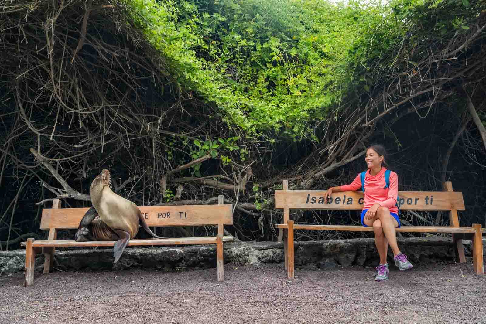 Turista no Porto de Puerto Villamil | Ilhas Galápagos