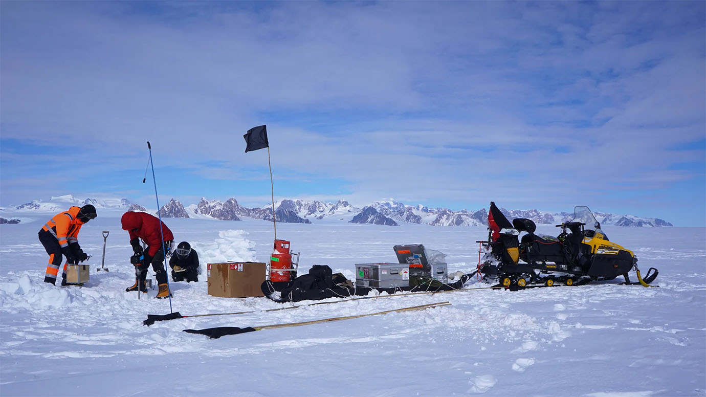 Installation of scientific instruments on the George VI ice shelf | Antarctica