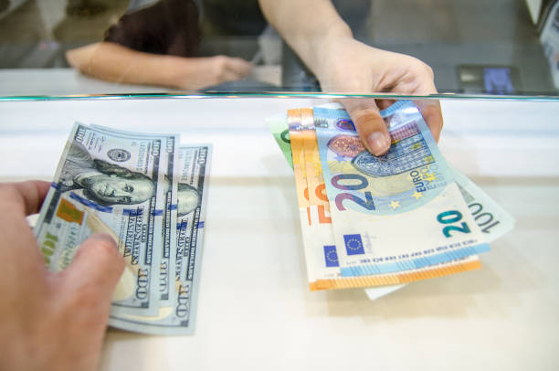 How to Exchange Money While Traveling: Bank vs. Apple Pay Tips