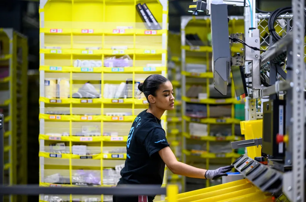 Amazon Benefits & Pay: PTO, Overtime, Free Perks, and Income Breakdown