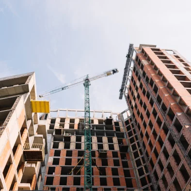 Vista frontal de una vivienda reformada con fachada moderna y acabados de obra nueva