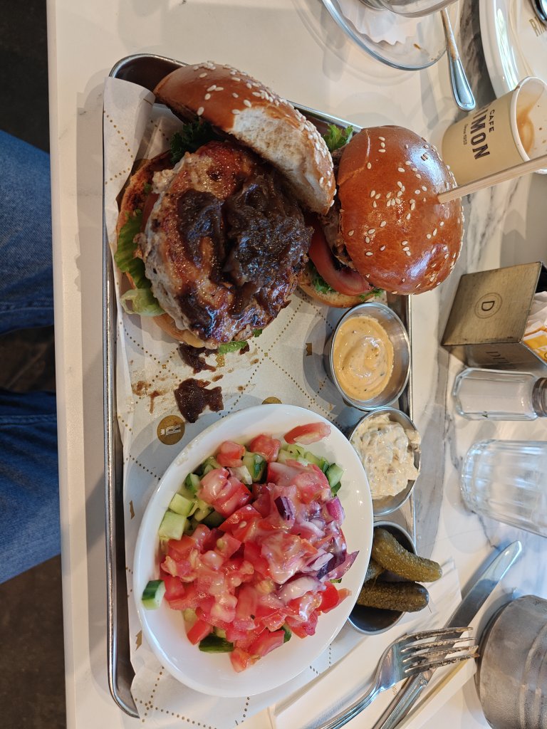 המבורגר טונה אדומה עם בצל מקורמל ולחמניית בריוש