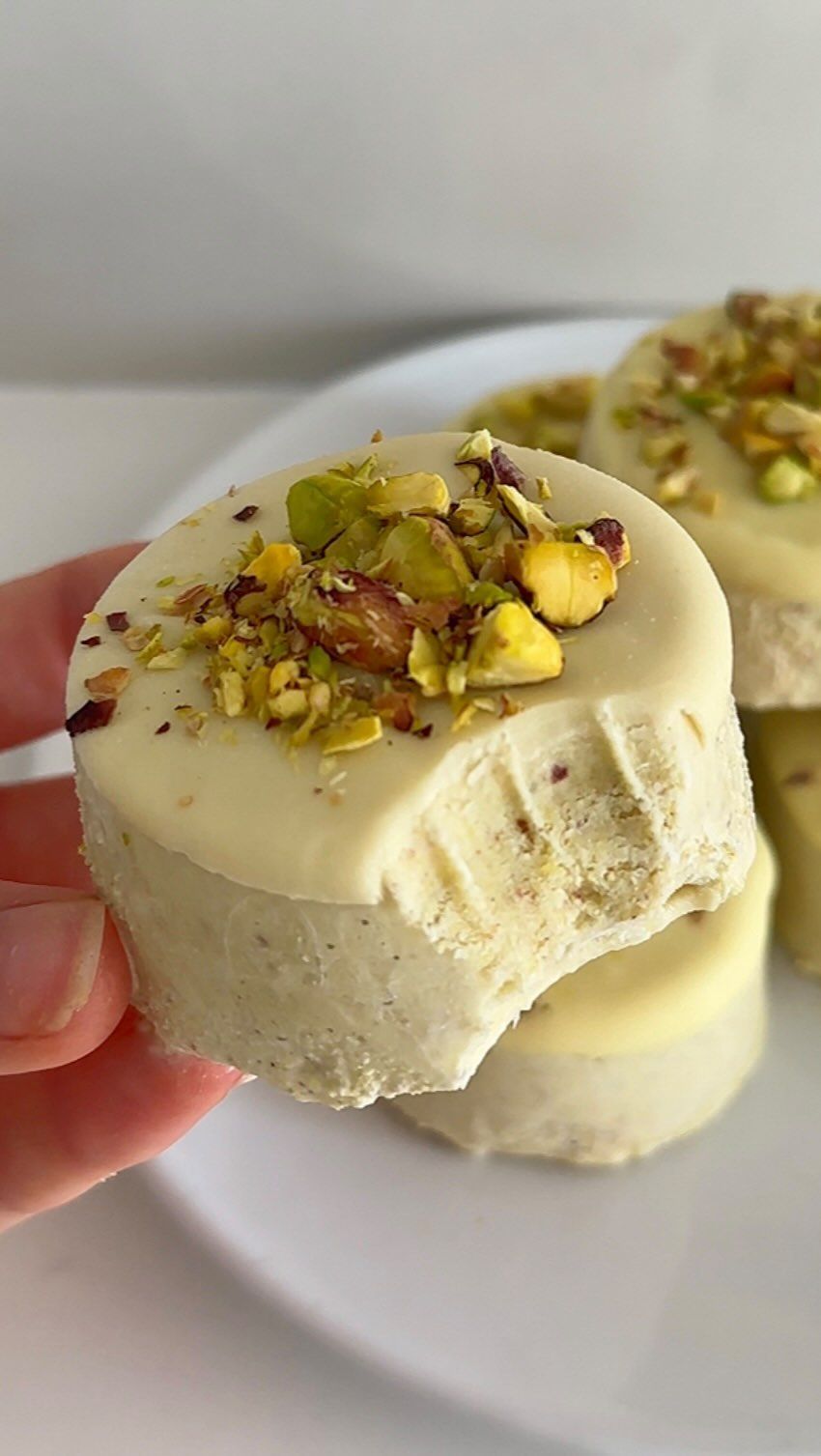 pistachio frozen yoghurt cups