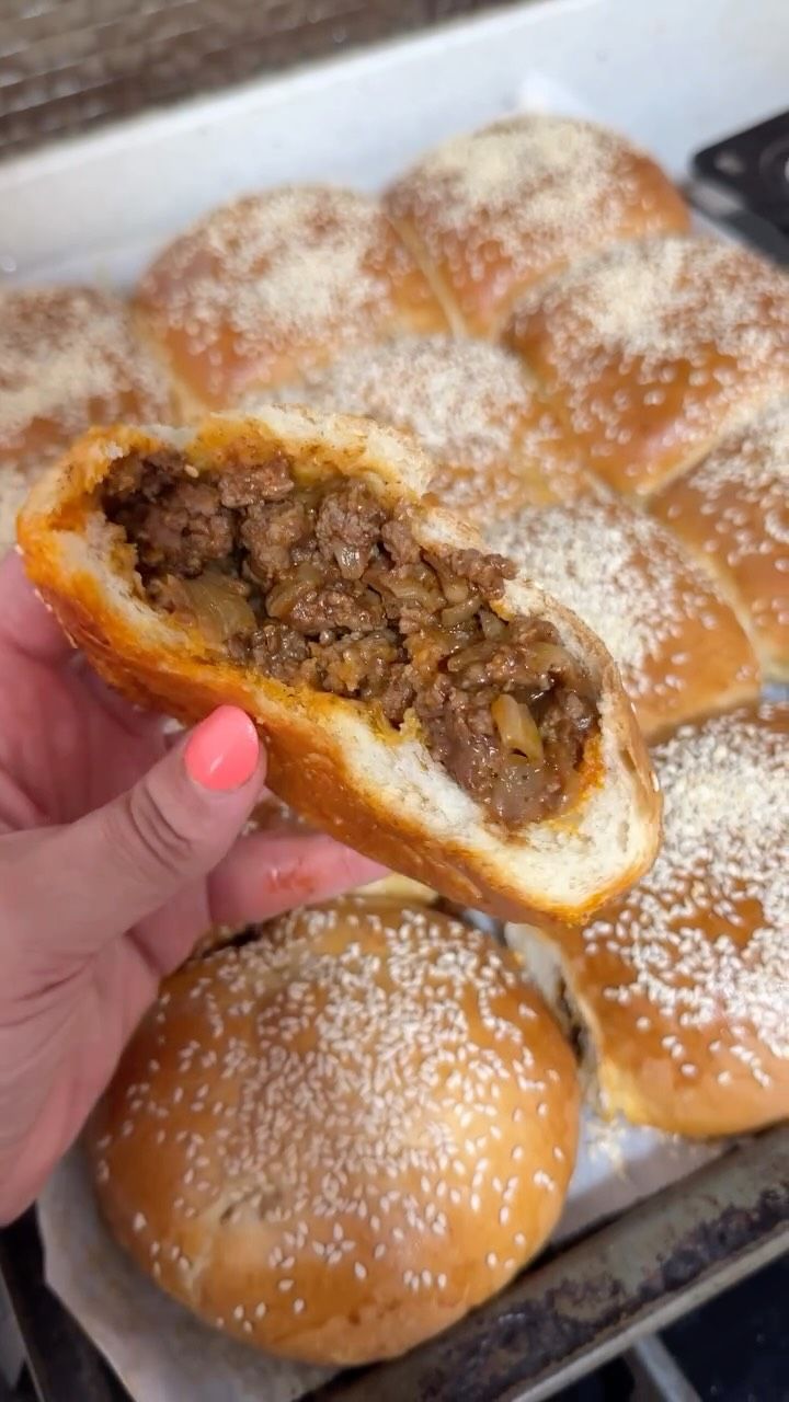 לחמניות רכות כמו ענן עם מילוי בשר עסיסי ומתובל
