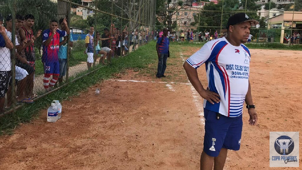 undefined - Comissão Técnica do Ideal ligada o tempo todo na partida.