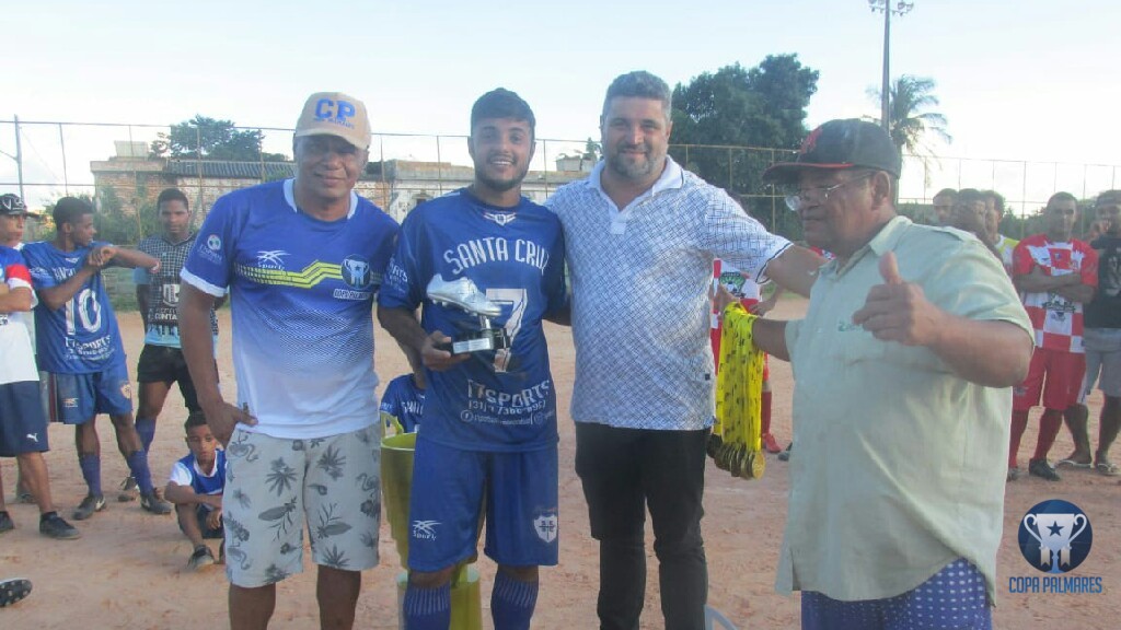 undefined - Samuel da equipe Santa Cruz recebeu o troféu de artilheiro da equipe.