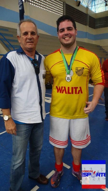COPA ANTERO DE FUTSAL - Sr. Lins na premiação a Bruno Jucá(Pariconha) melhor goleiro da sub 35
