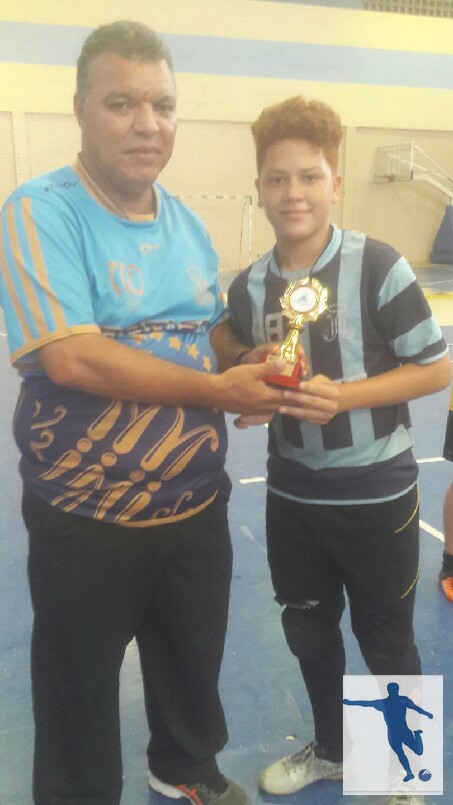 Interclasse Marista Maceió  - Capitão do 8/9 ano recebendo o troféu de campeão 