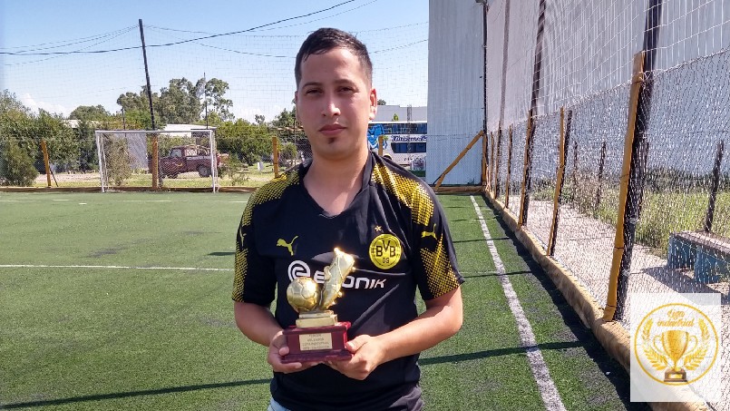 Liga Industrial - Recibió su premio el 3er goleador,con 15 tantos,Carlos Herrera,de AMN.