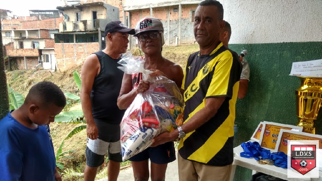 undefined - presidente do Ypiranga Kel entregando a Cesta Para senhora Maria Rosa
