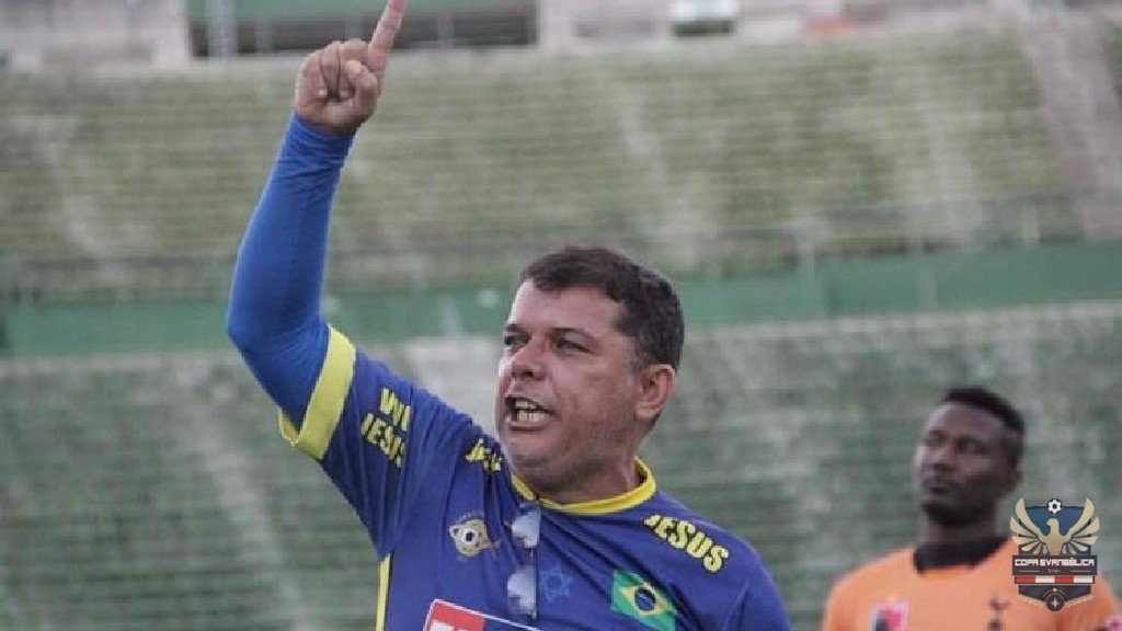 undefined - Ele  já ganhou mais de 1.000 almas com a copa evangélica de Manaus. Missionário  Luís Mendes 
