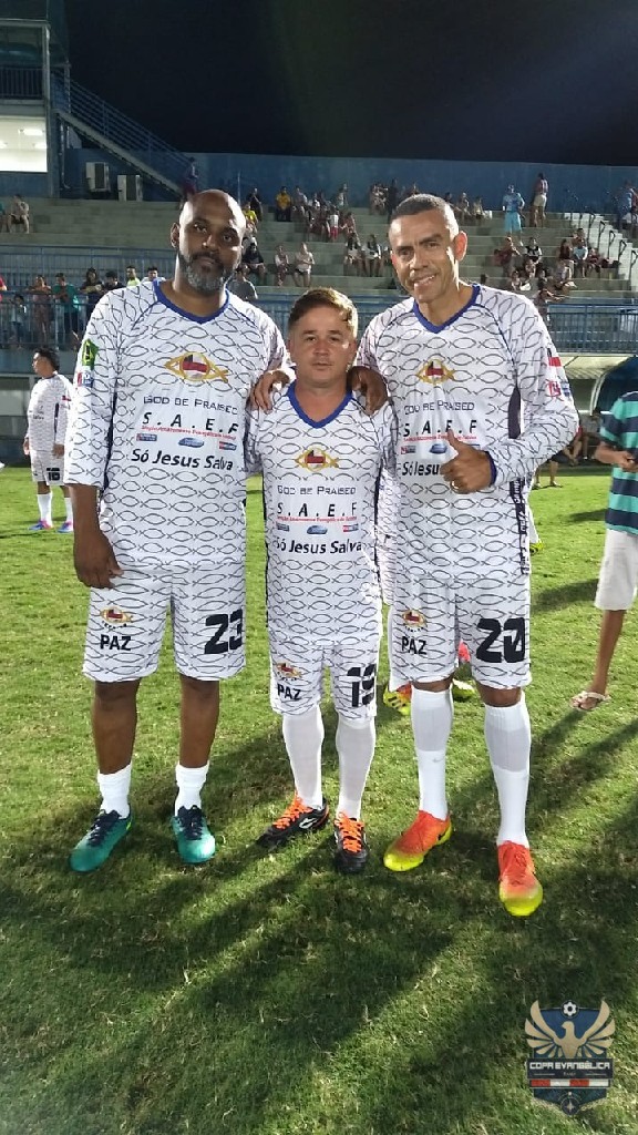 undefined - Eliseu Barros ao lado dos ex jogadores Christian ( a esq.) e Ediglê ( a dir.) 