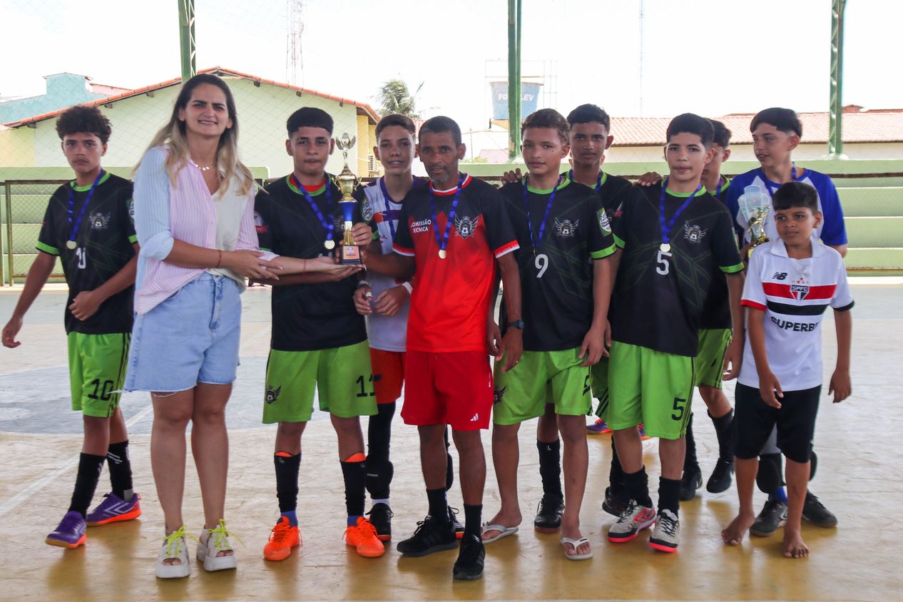 Copa SECEJ de futsal de base 2026 - Clássico recebendo a premiação de campeão.