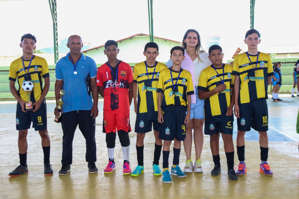 Copa SECEJ de futsal de base 2026 - Barcelona recebendo a premiação de vice-campeão.