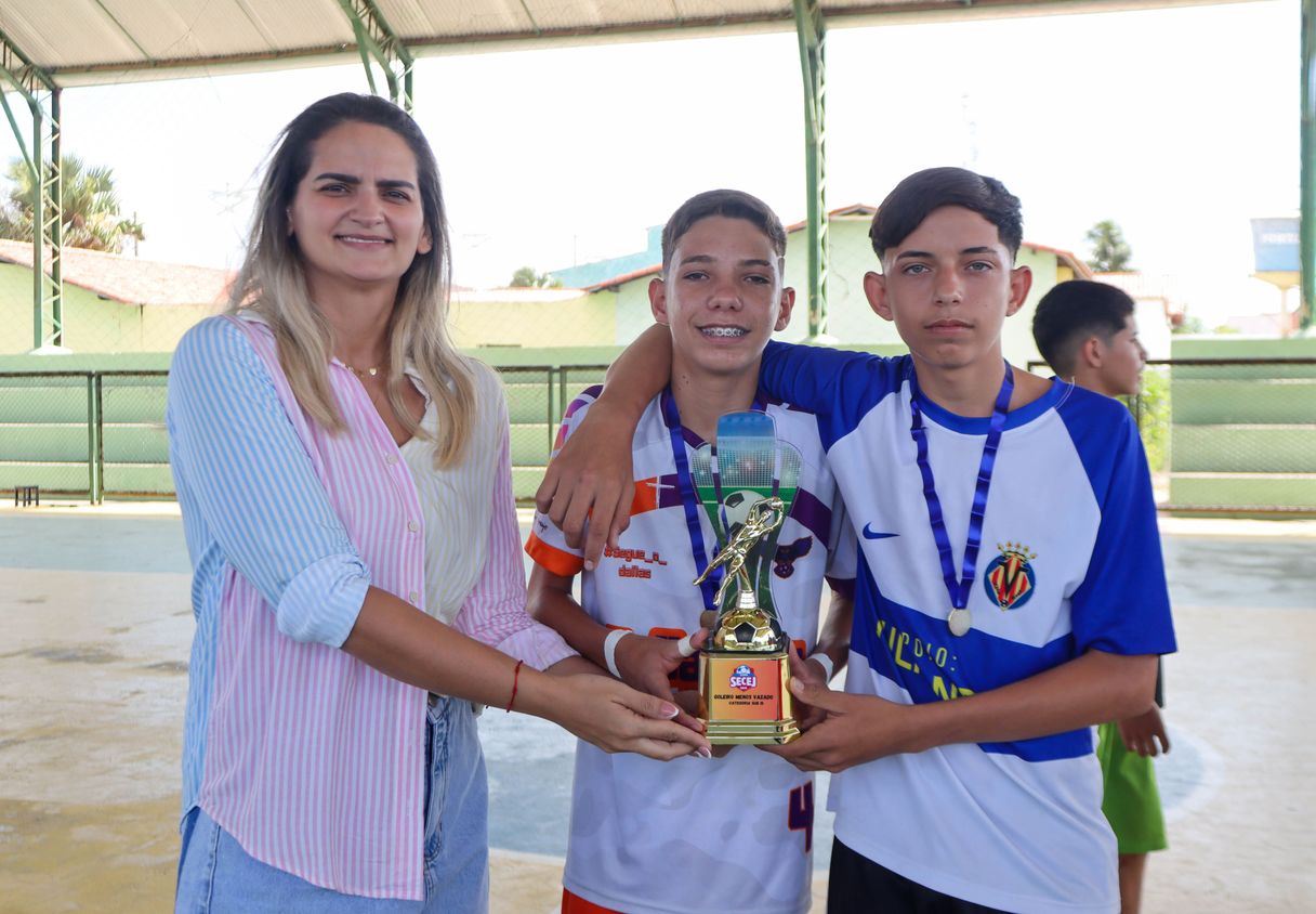 Copa SECEJ de futsal de base 2026 - os goleiros do Clássico recebendo a premiação de goleiro menos vazado