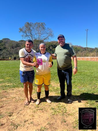 undefined - Ana Carol do Vila Nova recebe de Bodão e Professor Rafinha o prêmio  de melhor em campo