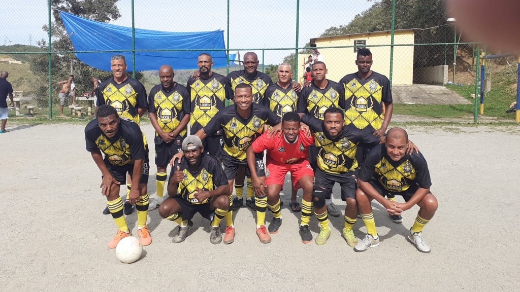 undefined - No jogo de estréia do campeonato de veteranos do Serrão o time do Pinheiral comandado por bozó, madureira, dilo e companhia venceu a equipe do Canários pelo placar de 3x2 os gols do Pinheiral foram marcados por Ilson 1, Josias 1 e Júlio 1 e para o Canários marcaram Maurício 1 e Filipe . O jogo foi disputado do início ao fim onde ambas equipes buscavam a vitória, porém dessa vez o Pinheiral saiu vencedor e o Canários terá que buscar a reabilitação na próxima rodada.