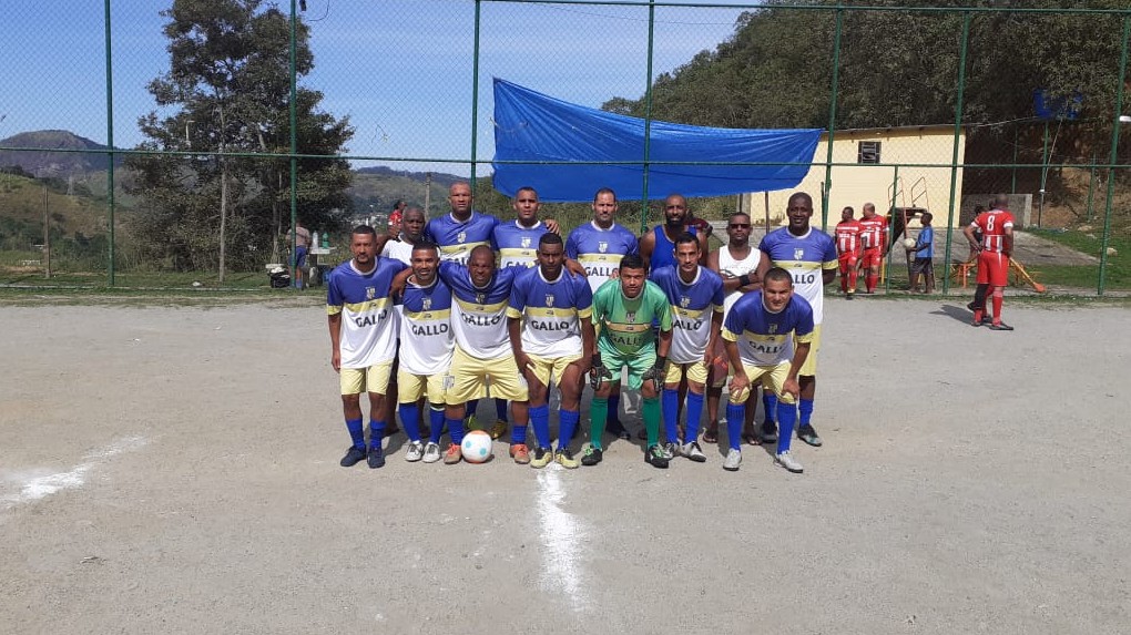 undefined - Pela primeira rodada do campeonato de futebol veteranos do Serrão, o Brilho do Sol não tomou conhecimento do Talibã e aplicou uma senhora  goleada 9x0 e conquistou os seus primeiros três pontos na competição, os destaques do jogo foram Ricardo Jales 5 gols, Fábio Rosa 3 e Márcio Guimarães 1. Já o Talibã terá que se reforçar se quiser brigar pela classificação para a próxima fase.