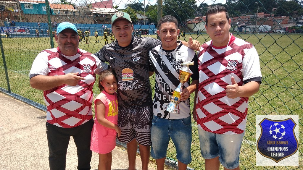 undefined - Artilheiro da competição, Kelvin da equipe Família Santinho, com 10 gols Marcados, parabéns .