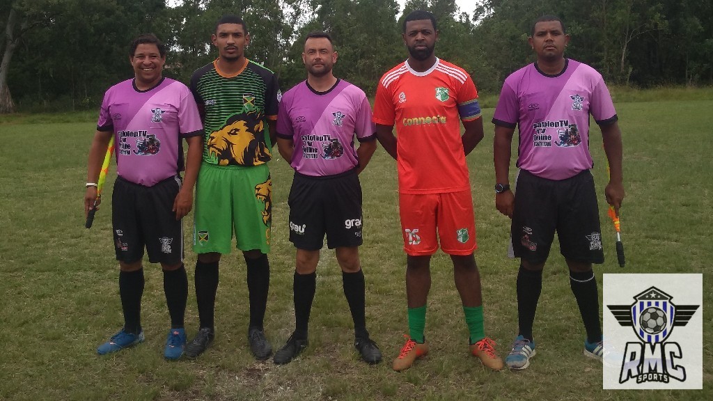 undefined - trio de arbitragem e capitães do jogo Jamaica x Vila Nova