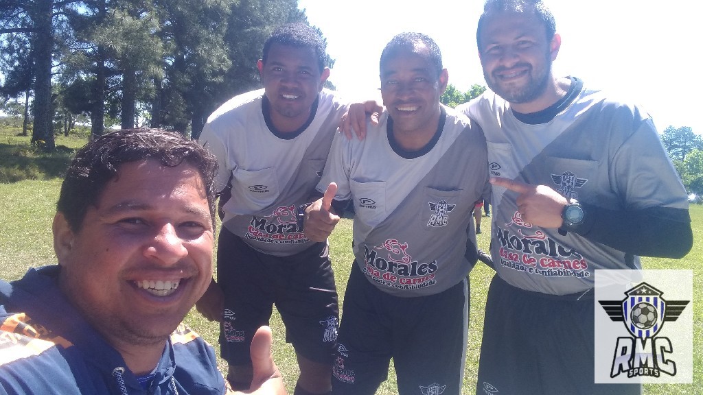 undefined - trio de arbitragem e organizador do campeonato no intervalo do jogo